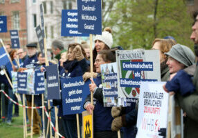Demonstration vor dem Düsseldorfer Landtag gegen das neue NRW-Denkmalschutzgesetz. Foto: Roland Rossner/Deutsche Stiftung Denkmalschutz