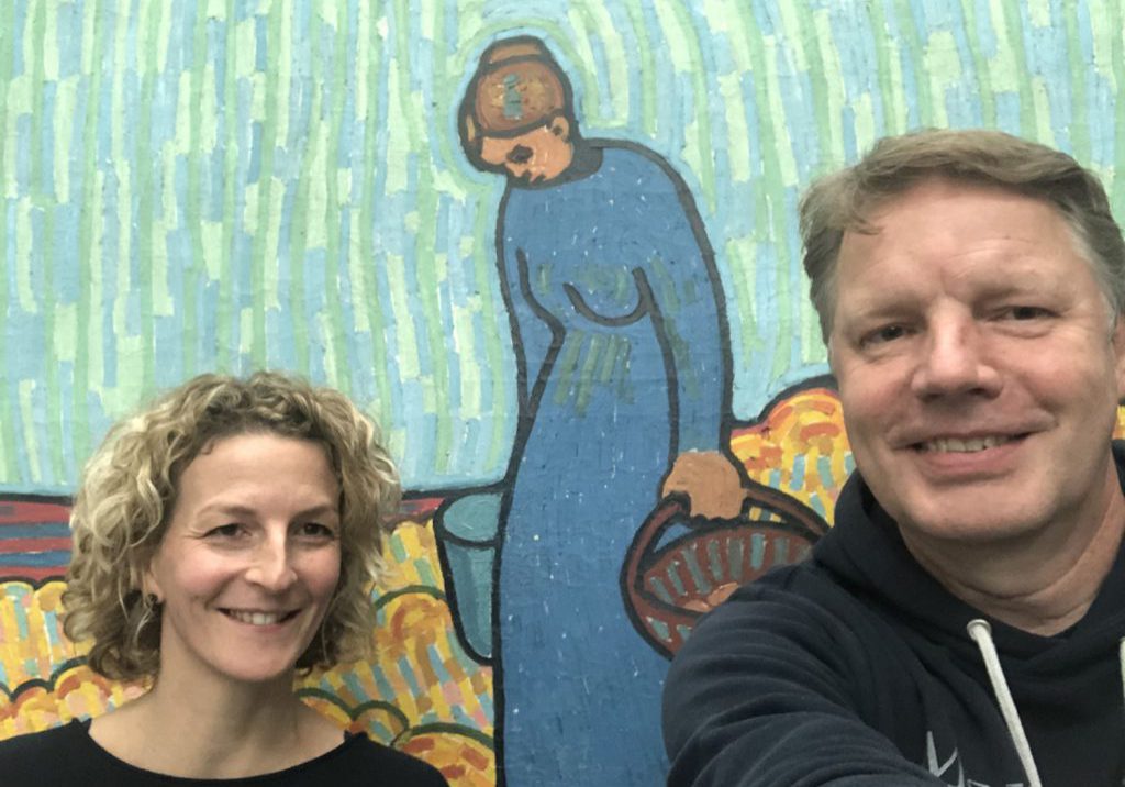 Podcast_ROTon_Heuken_Brakebusch-1024x769 Simone Heuken (li.) mit Börries Brakebusch vor der „Blauen Frau“.