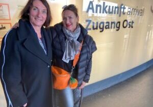  Im Bild: VDR-Geschäftsführerin Christiane Schillig und ÖRV-Präsidentin Susanne Beseler gestern Abend am Flughafen in Wien 