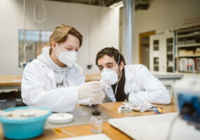 Studierende der HTW Berlin untersuchen eine Klebung an antiker Keramik_c_HTW Berlin_Alexander Rentsch Mit der Abwicklung des Studiengangs an HTW Berlin droht der Kahlschlag für die archäologische Restaurierung, Grabungstechnik und Restaurierung von technischem und audiovisuellem Kulturgut. Im Bild: Studierende der HTW Berlin untersuchen eine Klebung an antiker Keramik. © HTW Berlin/Alexander Rentsch