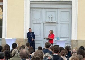 Der Vorsitzende der VDL, Prof. Dr. Thomas Drachenberg überreicht Ministerin Regina Kraushaar, sächsische Ministerin für Infrastruktur und Landesentwicklung auf Schloss Hubertusburg die Leipziger Erklärung (Foto: Jennifer Verhoeven, LfDH, 9.6.2026)